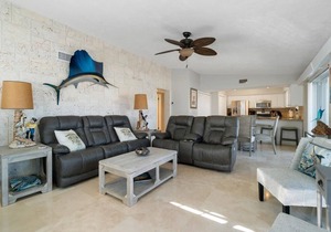 Beautiful Venetian Shores canal home with dockage!