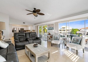 Beautiful Venetian Shores canal home with dockage!