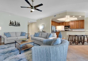 fabulous waterfront resort, 3 pools, lazy river, walk to 5th Ave!