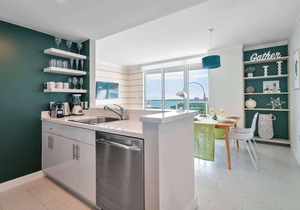 Grove Retreat for Couples | Walk to CocoWalk