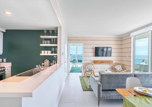 Grove Retreat for Couples | Walk to CocoWalk