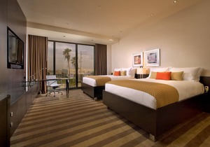 Heavenly Comfortable beds & Pillows! Spacious Room w/Outdoor Pool and Shuttle