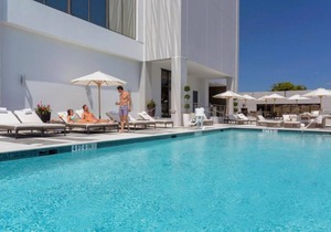 Heavenly Comfortable beds & Pillows! Spacious Room w/Outdoor Pool and Shuttle