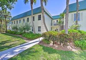 Naples Condo w/Enclosed Balcony & Lake Views!