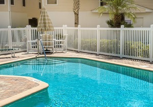 Townhouse Steps from the Beach with Screened Balcony, WiFi, AC & Shared Pools