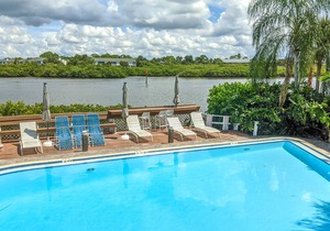 Townhouse Steps from the Beach with Screened Balcony, WiFi, AC & Shared Pools