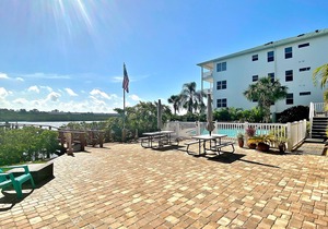 Townhouse Steps from the Beach with Screened Balcony, WiFi, AC & Shared Pools
