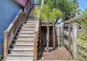 Upstairs Apartment One Block from Beautiful St. Augustine Beach, Walk to restaurants, Fire Pit in St. Augustine