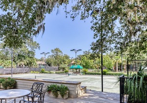 Well-equipped Condo with Screened Porch & Lake View - Near Beach, Dogs Welcome