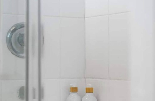 North Beach Hotel | #03 Unit in Mid-century Art-Déco Building KingBed EnSuiteBath Steps>Beach PetsOK