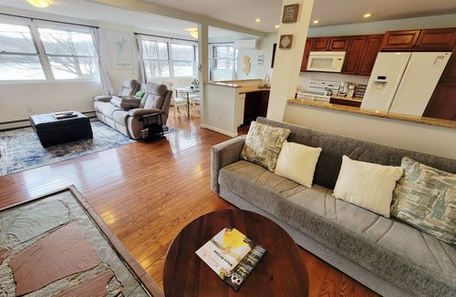 Lake Hopatcong Apartment | 1 Bed 1 bath Lakefront Apartment in Lake Hopatcong, NJ w/lake access and kayaks