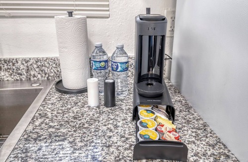 Tropic Apartment | 1-bedroom apartment near the beach Melbourne with AC