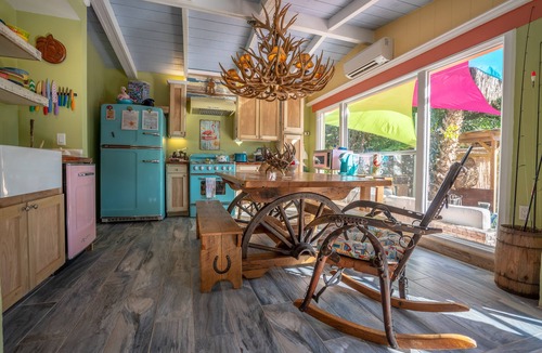 Fort Myers House | 1 Bedroom Tiny Home on Canal near River in Fort Myers! Shared Yard With Owners!