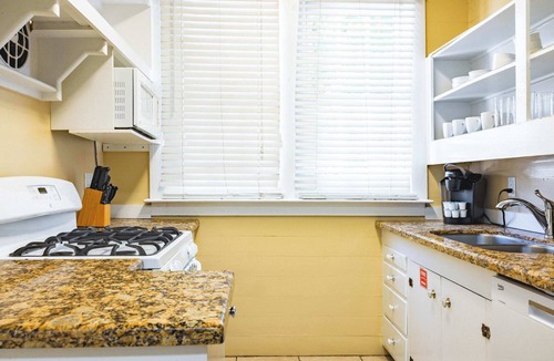 Historic Seaport Apartment | 1 Block to Duval St | Banana's Foster Guesthouse