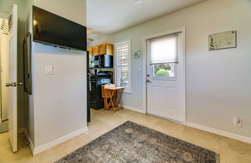 Naples Park Apartment | 1 Mi to Vanderbilt Beach! Walkable Couple’s Haven