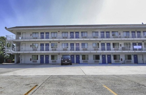 Camp Hill Apartment | 1 Queen Bed|Non-Smoking|Micfridge