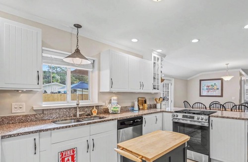 Mossy Oaks House | 10 min to Parris Island - Pet friendly Retreat w/Yard & 1-1 Guest House