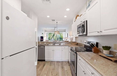 Naples Condo | 1021 - Beautiful Lake and Fountain Views Sleeps 6