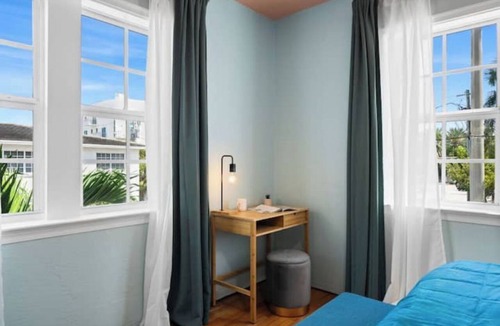 North Beach Hotel | #11 Corner Unit in Mid-century Art-Déco building KingBed EnSuiteBath PetsOK