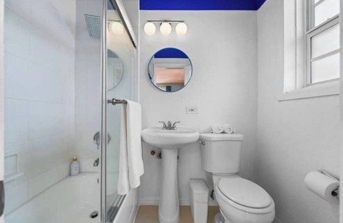 North Beach Hotel | #11 Corner Unit in Mid-century Art-Déco building KingBed EnSuiteBath PetsOK