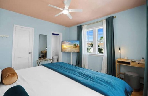 North Beach Hotel | #11 Corner Unit in Mid-century Art-Déco building KingBed EnSuiteBath PetsOK