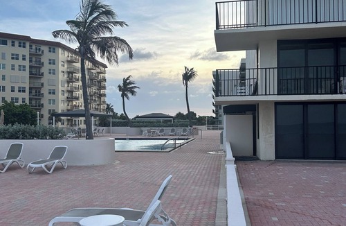 Palm Beach Condo | 1224 sq fr condo on the sand in palm beach