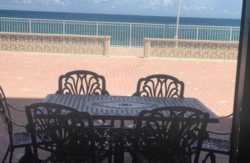 Palm Beach Condo | 1224 sq fr condo on the sand in palm beach