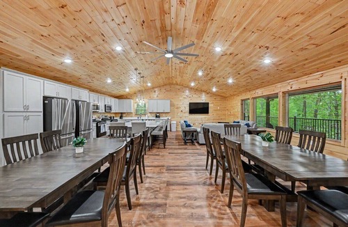 Hickory Hills House | 13 Bed/12 BA Pickleball Basketball Game Room WIFI Fire Pit FREE EV CHRG Secluded