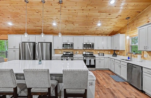Hickory Hills House | 13 Bed/12 BA Pickleball Basketball Game Room WIFI Fire Pit FREE EV CHRG Secluded