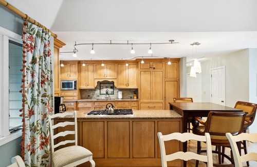 Vanderhorst Plantation House | 14 Sweetgrass Lane ~ Cozy 2 Bedroom Beach House with a Pool! Sleeps 4