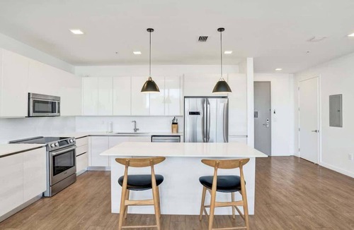 West Avenue Hotel | 17WEST Spacious 2BR Apartment with Balcony 411