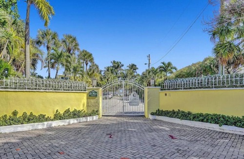 Pompano Isles House | 1801 · Walk to the Beach! Lovely 3/2 with Outdoor Spa