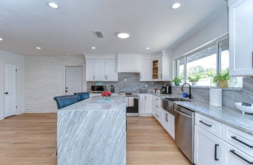 St. Petersburg House | 19th Hole: Luxe 4/2 stay w pool & mini golf