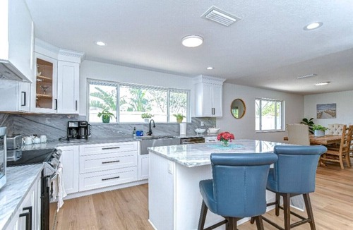 St. Petersburg House | 19th Hole: Luxe 4/2 stay w pool & mini golf