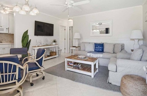 Marco Island Condo | 1BR Marco Island condo with pool, WiFi, kitchen, and heated pool.