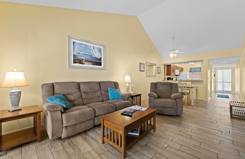 Plantation Condo | 2/2 Vaulted Ceiling 10 Min to beach on golf course
