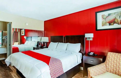 Ridgeland Hotel | 2 Affordable King Bed Rooms Near Ridgeland Dining + Entertainment