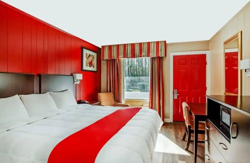 Ridgeland Hotel | 2 Affordable King Bed Rooms Near Ridgeland Dining + Entertainment