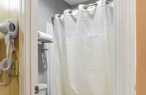 Ridgeland Hotel | 2 Affordable King Bed Rooms Near Ridgeland Dining + Entertainment