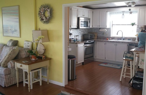 Biggar House | 2 BEDROOM AND 1- 1/2 BATHS BUNGALOW LOCATED IN PALMETTTO PALMS