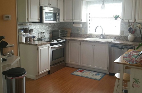Biggar House | 2 BEDROOM AND 1- 1/2 BATHS BUNGALOW LOCATED IN PALMETTTO PALMS
