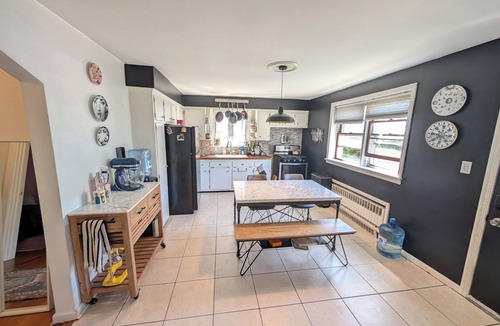 Garfield Apartment | 2-bedroom apartment with AC in Garfield- 10 min walk to Train to World Cup