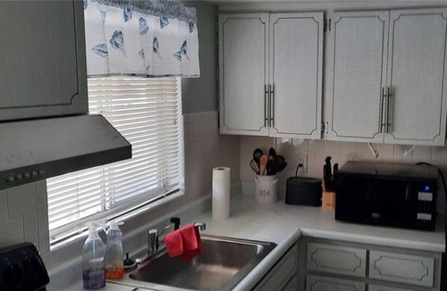 Bayshore Gardens Condo | 2 Bedroom Condo L-426769 by Houzlet