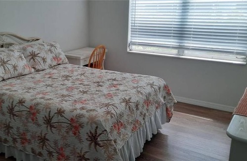 Bayshore Gardens Condo | 2 Bedroom Condo L-426769 by Houzlet