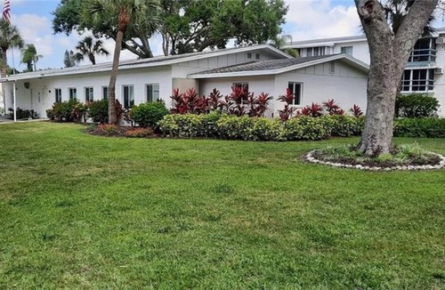 Bayshore Gardens Condo | 2 Bedroom Condo L-426769 by Houzlet