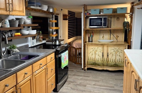 Pinellas Park Cottage | 2-bedroom cottage in Pinellas Park with Outdoor Kitchen & putt putt golf course