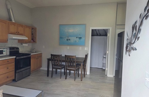 Carrollwood Villa | 2-bedroom villa in tranquil Tampa with cool AC breeze