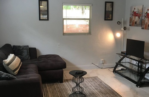 West Palm Beach Cottage | 2 Blocks from Intercoastal Waterway & minutes to beaches !