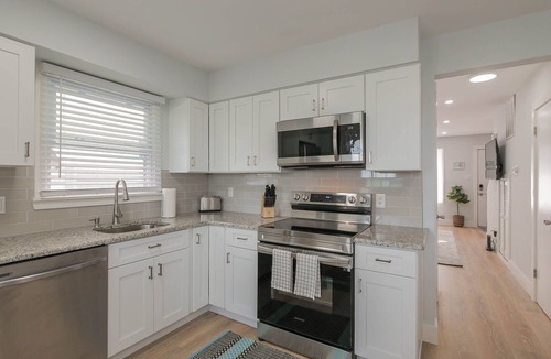 Southend House | 2-BR Sea Coral Beach House - 1.5 blocks from beach