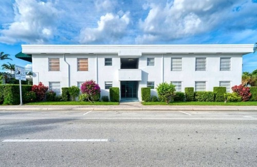 Parrot Cove House | 2 King Bed/2 Bath Spacious Apt-3 min from the beach!